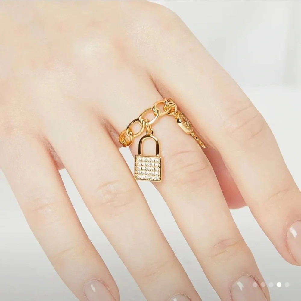 Unique‎ chain key open adjustable ring